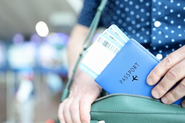 남자는 여권으로 그의 가방 비행기 티켓을 꺼내