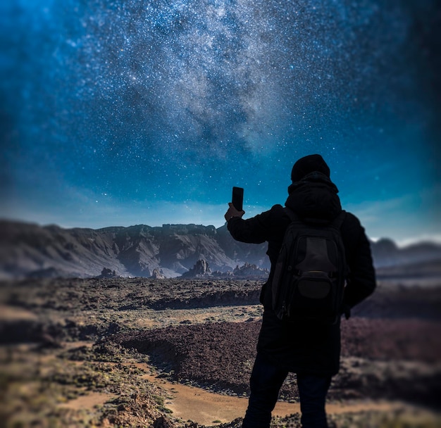 Foto l'uomo scatta foto di un cielo notturno stellato