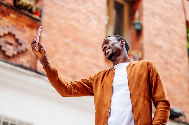 写真 携帯電話で写真を撮る男