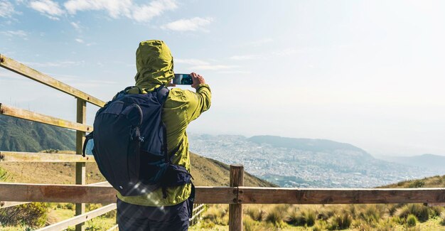 山から写真を撮る男