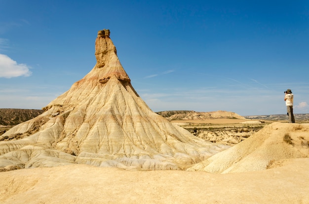 Bardenas Reales의 자연 공원에서 남자 복용 사진. 여행 사진. 사진 개념.