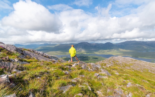 Connemara 산에서 사진을 찍고 경치를 즐기는 남자.