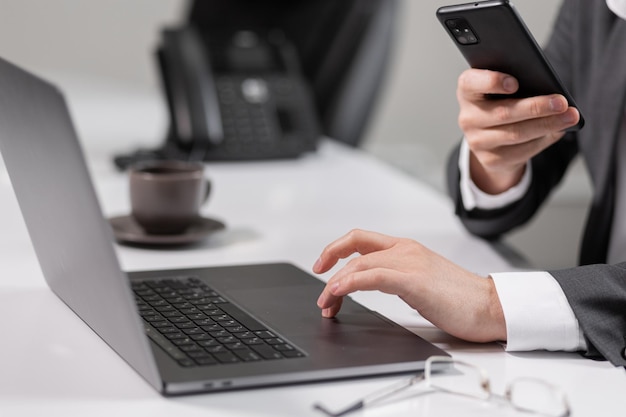 Uomo che scatta foto sullo schermo del telefono dello schermo del laptop