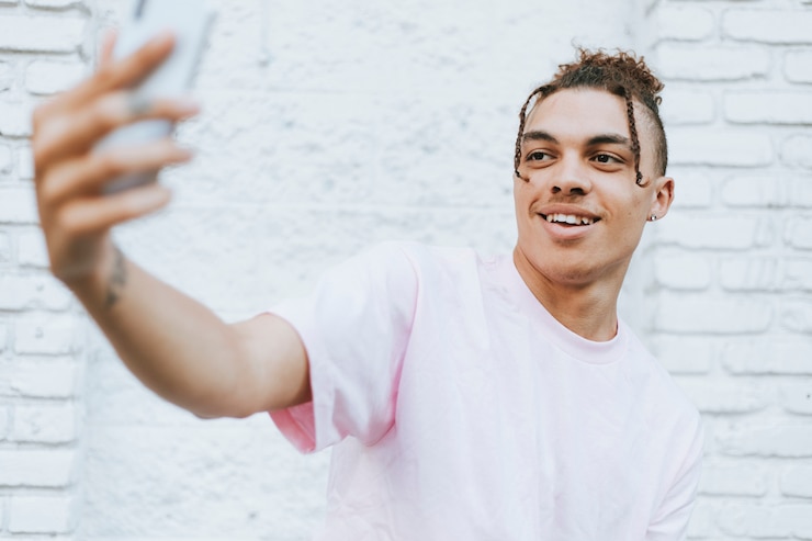 Photo man taking a selfie in downtown