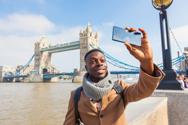 タワーブリッジとロンドンでselfieを取っている人