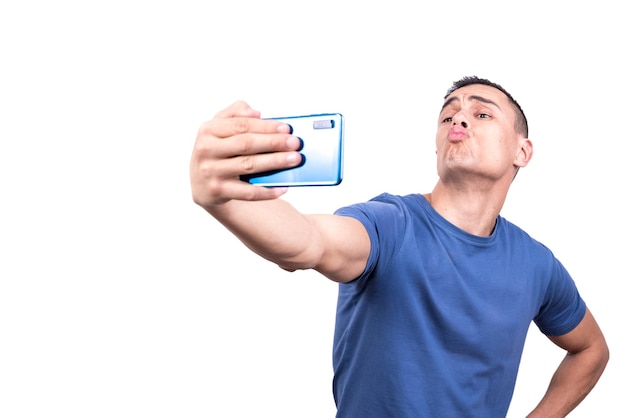 Мужчина делает селфи, посылая воздушный поцелуй с мобильного телефона