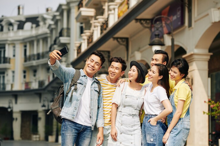 Photo 一名男子在市中心与朋友一起自拍