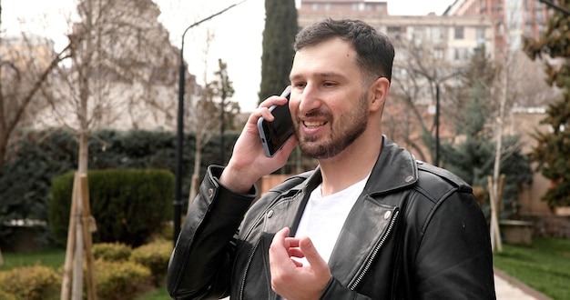 Photo a man talking on a cell phone