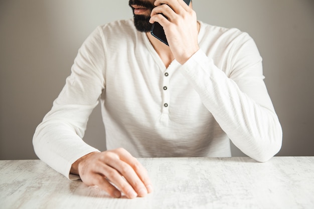 写真 机の上の電話で話している男性