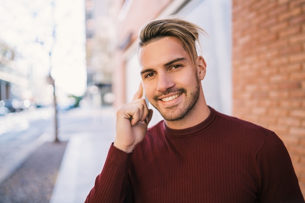 Uomo che parla al telefono all'aperto.