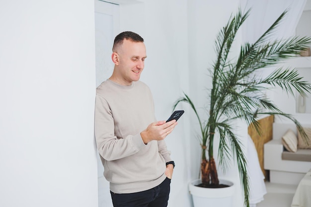 Photo a man talks emotionally on the phone and waves his hands the man solves the problem over the phone remote work