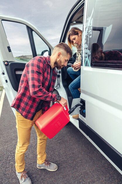 Foto man tanken zijn camper met een jerrycan