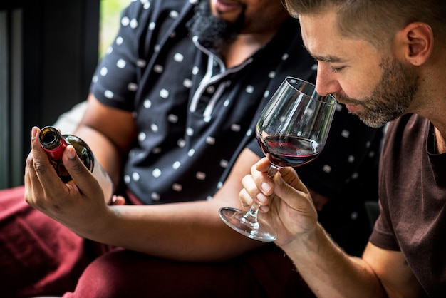 写真 友人と赤ワインを試飲する男