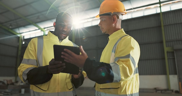 Foto gruppo di uomini e tablet in magazzino per la ricerca ingegneristica o la pianificazione dello stoccaggio nella costruzione ingegnere o appaltatore maschio che lavora sul piano del progetto o sulla manutenzione nel lavoro di squadra con la tecnologia