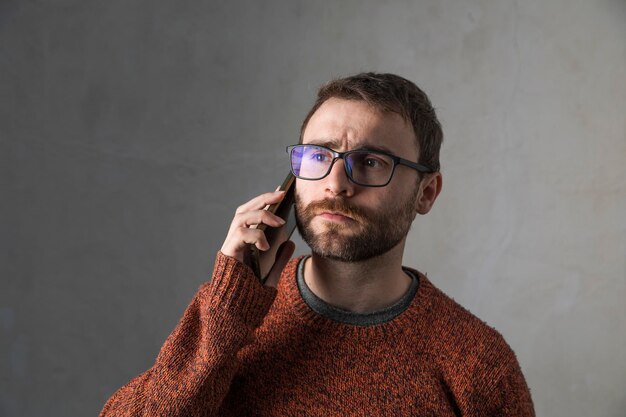 光に囲まれたメタバースで電話をかける男性