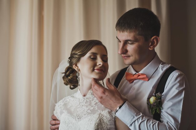 Мужчина нежно обнимает жену 3731
