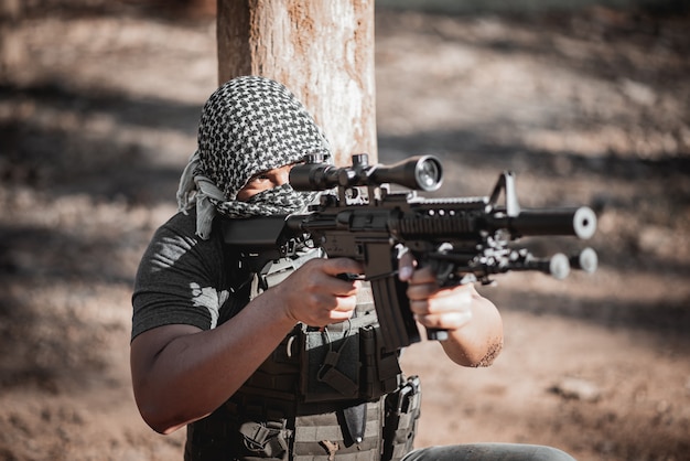 Man terrorist draagt een masker en houdt een pistool, terrorist concpet