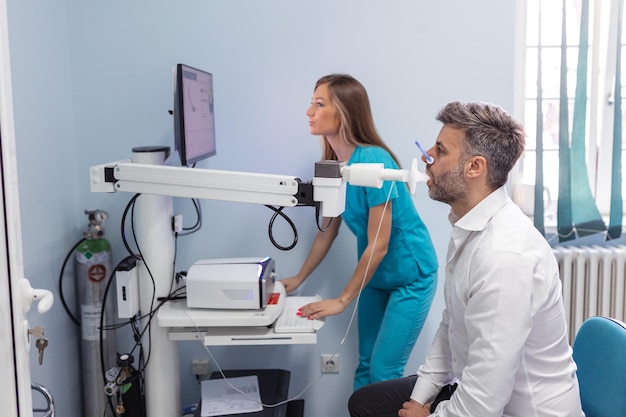 Man test ademhalingsfunctie door spirometrie Diagnose van ademhalingsfunctie bij longziekte