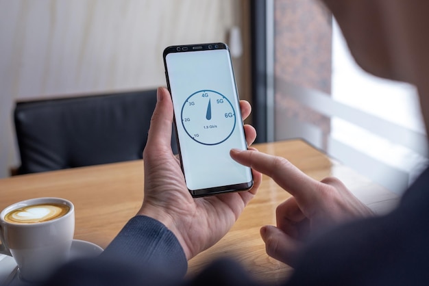 Man testen snelheidsnetwerk met mobiele telefoon Concept van netwerksnelheid en generaties