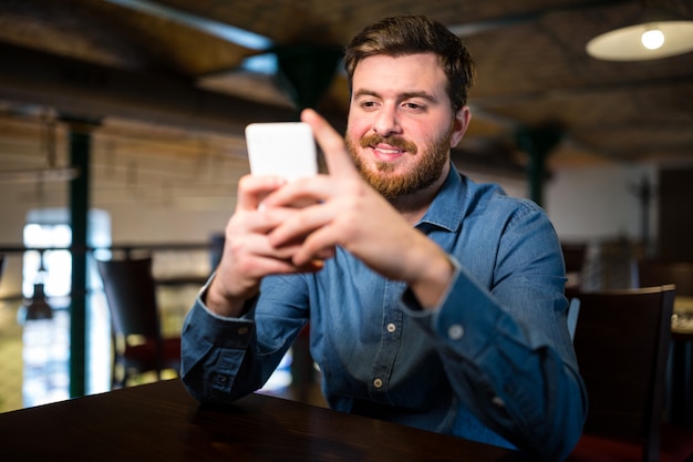 携帯電話で男のテキストメッセージング