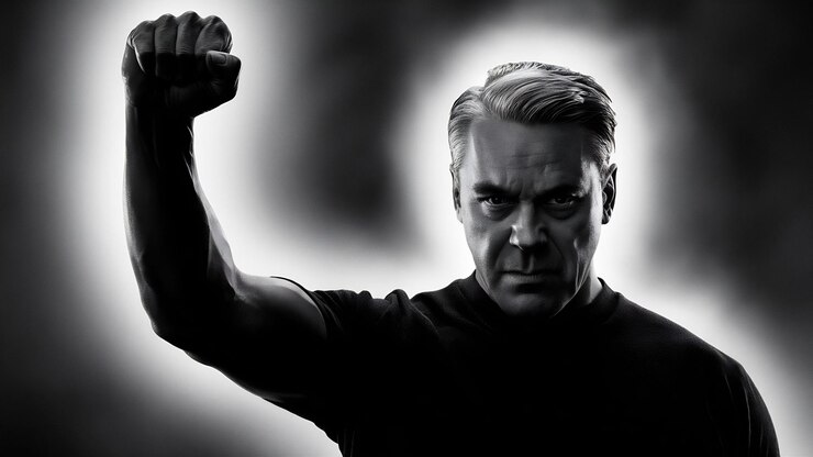 Photo man threatening with his fist
