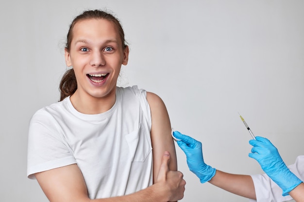 Man tijdens coronavirusvaccinatie, covid-19-immunisatie. arts die vaccininjectie geeft aan mannelijke patiënt