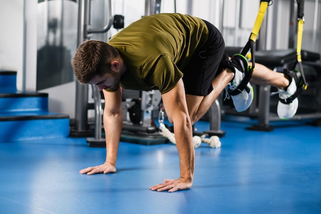 Man tijdens training voor benen in sportschool