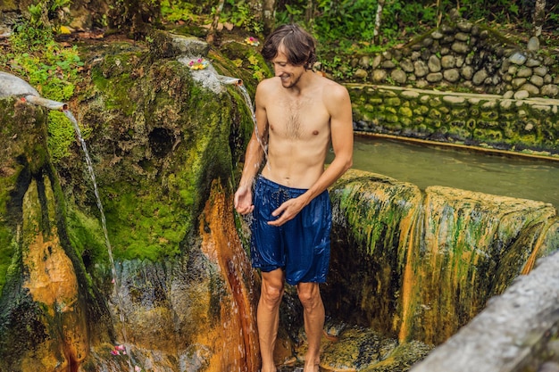 Man toerist in belulang hot springs in bali, village mengesta, penebel district, tabanan regentschap.