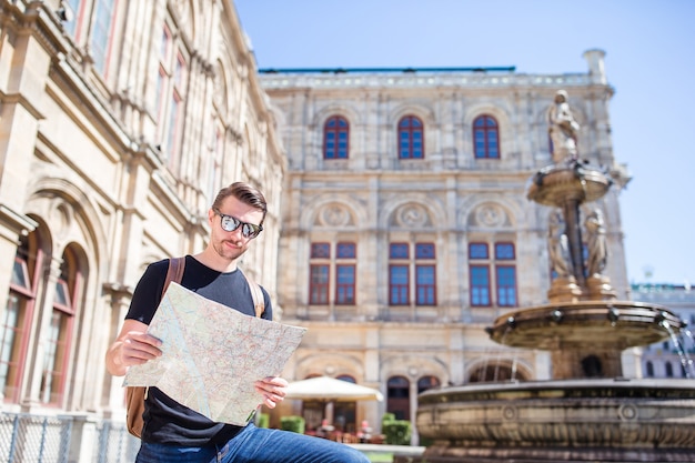 Man toerist met een plattegrond van de stad