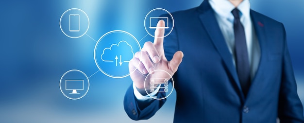 Uomo che tocca il cloud computing virtuale a portata di mano con la linea di connessione