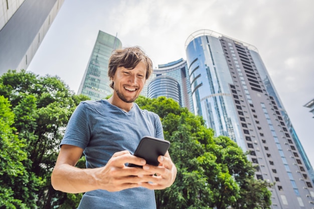 Man Tourist met navigatie-app op de mobiele telefoon Navigatiekaart op een smartphone in een grote stad