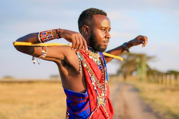 Photo man in traditional clothing looking away against sky