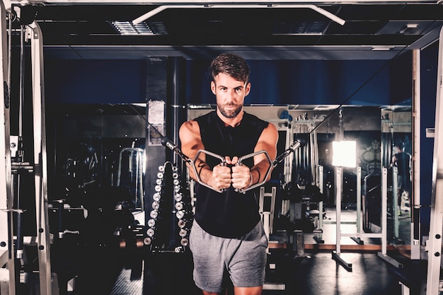 Foto addestramento dell'uomo in palestra