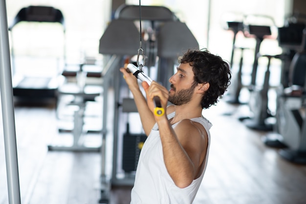 Man training his shoulders and back in a gym