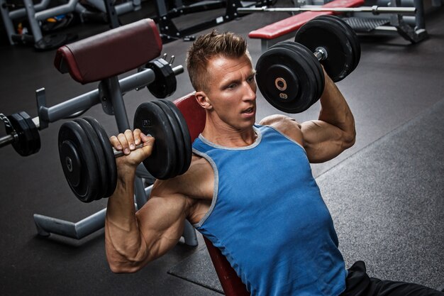 Man training his shoulders