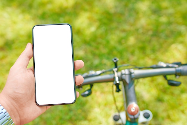 Man traint op de fiets met smartphone