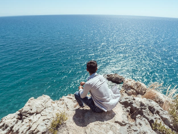 海の近くの男の旅行者