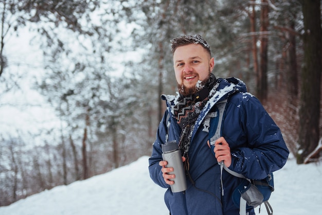 Viaggiatore dell'uomo con lo zaino che fa un'escursione le vacanze attive di avventura di stile di vita di viaggio all'aperto. foresta di uno splendido paesaggio