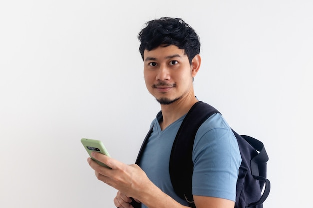 Путешественник с рюкзаком использует приложение для мобильного телефона