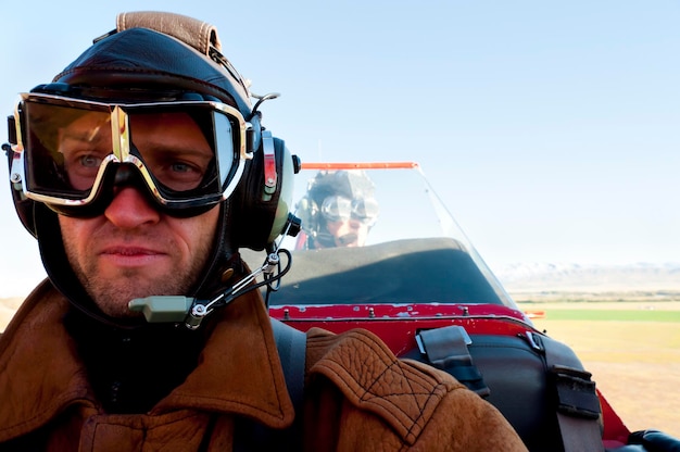 Photo man traveling in biplane