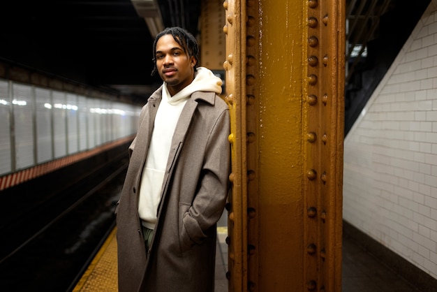 Photo man traveling with the city subway