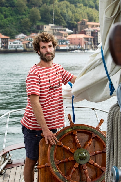 Photo man travelling by boat in san sebastian