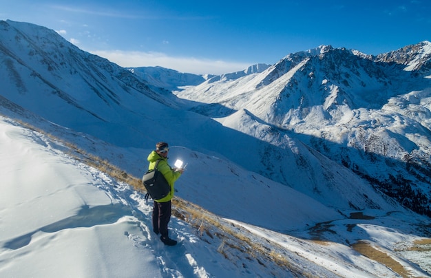 Un uomo viaggia in inverno.