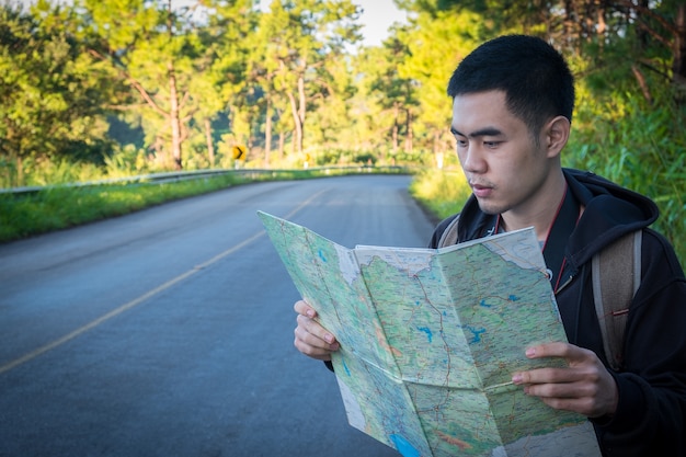 男は地図で旅する