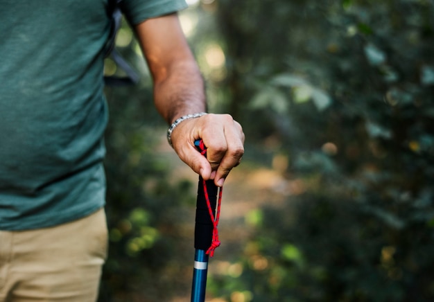 Photo man trekking in a forest