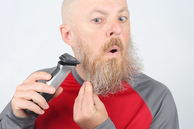 Man trimmer corrects his beard