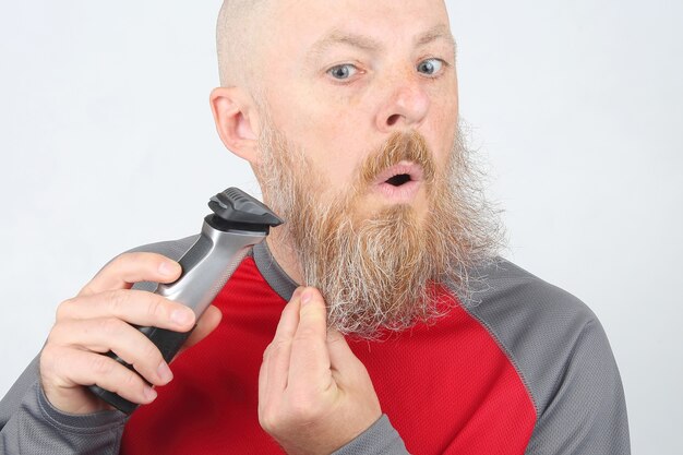 Man trimmer corrigeert zijn baard