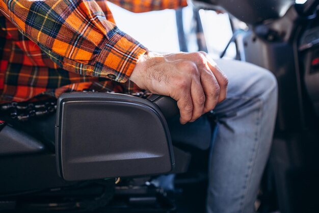 Foto camionista uomo che guida in una cabina del suo camion