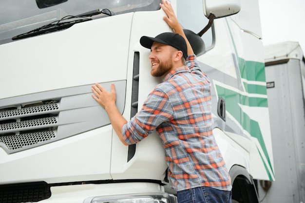 Foto camionista uomo che abbraccia il suo camion