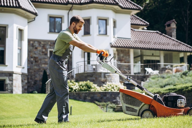 Man tuinman gras maaien met grasmaaier